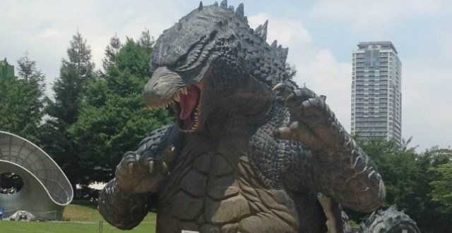 godzilla statua