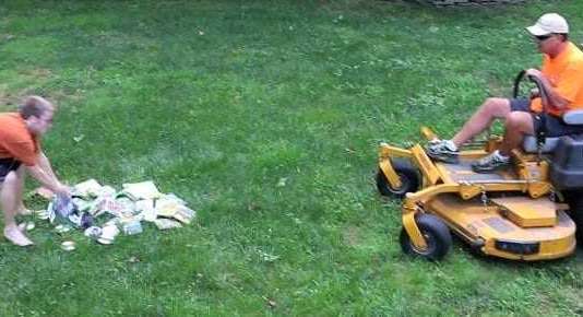 Un padre arrabbiato distrugge la collezione di videogiochi del figlio con un tosaerba