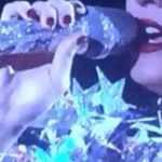 Katy Perry indossa un laccetto per Wiimote durante il Super Bowl