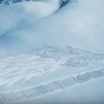 Game of Thrones: artista realizza sulla neve un gigantesco stemma degli Stark
