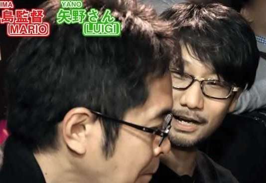 Hideo Kojima e Kenji Yano si divertono con diversi giochi arcade