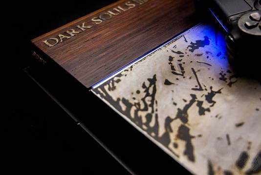 PlayStation 4 di legno e metallo in onore a Dark Souls III playstation 4