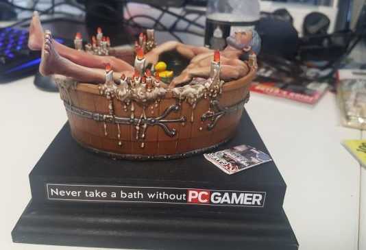 La statua di Geralt nella vasca da bagno diventa realtà