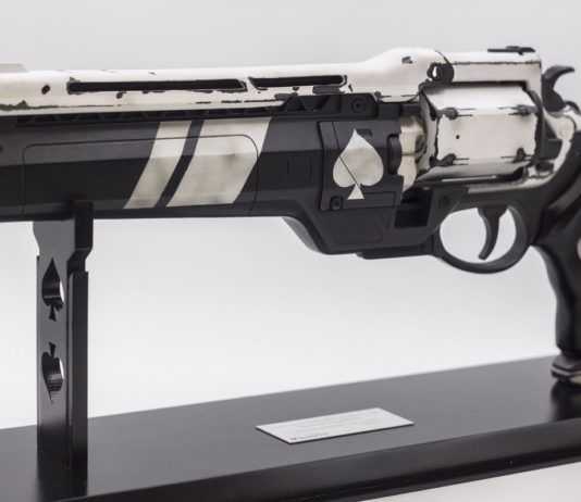 Bungie omaggia Nathan Fillion con replica della pistola Ace of Spades Bungie