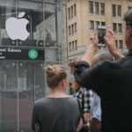 Trasformano l’ascensore in Apple Store e subito si crea una fila! Apple Store