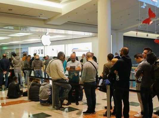 È scoppiata l’iPhone X mania, code fuori dagli Apple store