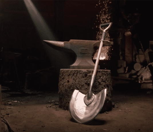 Man At Arms riforgia la pala di Shovel Knight! Man At Arms