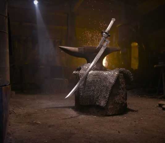 Man At Arms: Ricostruita la spada di 2B in Nier Automata Nier Automata