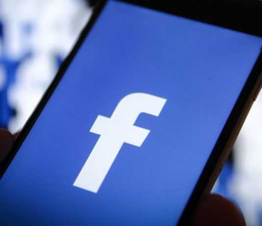 Facebook multata per 110 milioni dall’Antitrust europea facebook logo smartphone