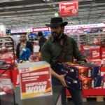 Red Dead Redemption 2: Arthur Morgan rapina al MediaWorld Maul Cosplay