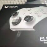 Xbox Elite Series 2: spunta una una versione bianca e nera, ecco l’unboxing di uno youtuber Xbox Controller Elite Series 2 Bianco