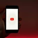 YouTube: il doppiaggio del video in altre lingue passa dalla IA. Google presenta Aloud youtube google app