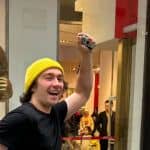 Nintendo Switch 2: un fan ha deciso di accamparsi fuori il Nintendo Store di New York con due mesi di anticipo! ChickenDog Nintendo Switch 2