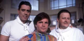 Mauro Di Francesco sorridente in un’immagine storica da commedia