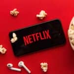 Netflix punta forte sull’interattività: tra giochi, votazioni in tempo reale e nuovi formati per coinvolgere il pubblico Schermo Netflix con icone di gamepad e smartphone che indicano interattività