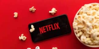 Schermo Netflix con icone di gamepad e smartphone che indicano interattività