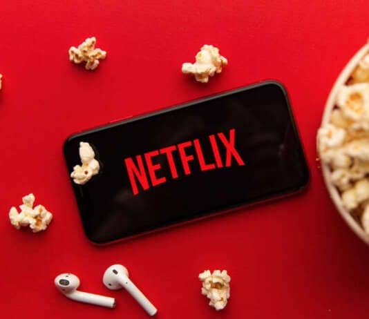 Schermo Netflix con icone di gamepad e smartphone che indicano interattività
