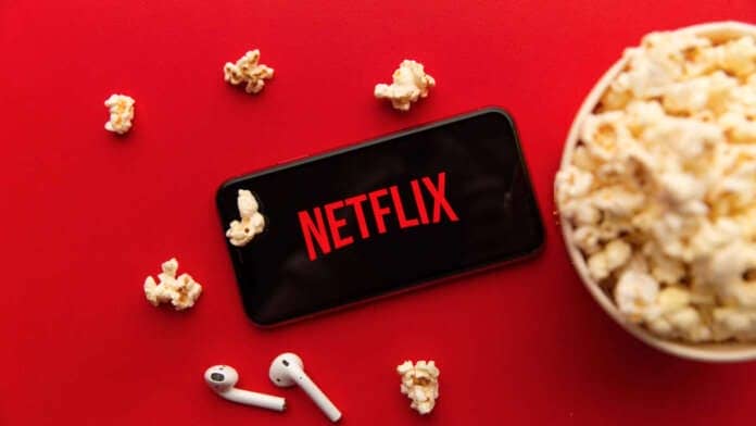 Schermo Netflix con icone di gamepad e smartphone che indicano interattività