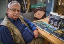 Andrzej Sapkowski durante un’intervista, autore della saga The Witcher, che riflette sul suo coinvolgimento con CD Projekt Red e la lore della serie videoludica.