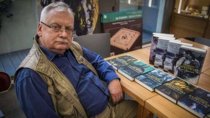 Andrzej Sapkowski durante un’intervista, autore della saga The Witcher, che riflette sul suo coinvolgimento con CD Projekt Red e la lore della serie videoludica.